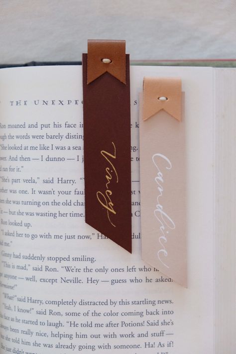 Leather Wedding Souvenir, Leather Heart Bookmark, Leather Wedding Favors, Cool Bookmark Designs, Cricut Leather Bookmark, Leather Bookmark Cricut, Bookmark Place Cards Wedding, Bookmark Wedding Favors, Leather Stationary