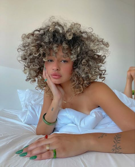 Blonde Highlights Curly, Blonde Highlights Curly Hair, Curly Hair Color Ideas, New Hair New Me, Curly Hair Color, Highlights For Dark Brown Hair, Baddie Hair, Hair Colour Inspo, Dark Curly Hair