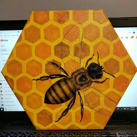 Hunny Comb Drawing, Honey Comb Painting Easy, Paintings On Hexagon Canvas, Abstract Bee Art, Octagon Canvas Painting Ideas, Hexagon Canvas Painting Ideas Acrylic, Honey Bee Painting Acrylic, Hexagon Drawing Design, Hexagon Painting Ideas