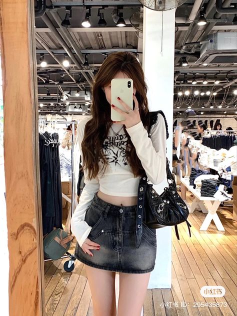 Denim Skirt Outfit Short, Outfit Inspo Korean, Black Denim Skirt Outfit, Denim Skirt Outfit, Acubi Style, Shoulder Bag Outfit, Short Skirts Outfits, Seo Soojin, Outfit Short