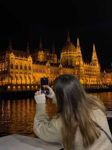 #budapest #nightlife #night #parliament #erasmus #fall #boat #hungary Budapest In September, Autumn In Budapest, Winter In Budapest, Budapest Hungary Winter, Budapest Picture Ideas, Budapest Instagram Story, Budapest Instagram Spots, Budapest January, Budapest Photo Ideas Winter