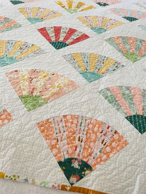 Fan Quilts, Fan Quilt, Dresden Plate Quilts, Dresden Quilt, Quilting Designs Patterns, Medallion Quilt, Flower Quilts, Scrap Quilt Patterns, Lap Quilts