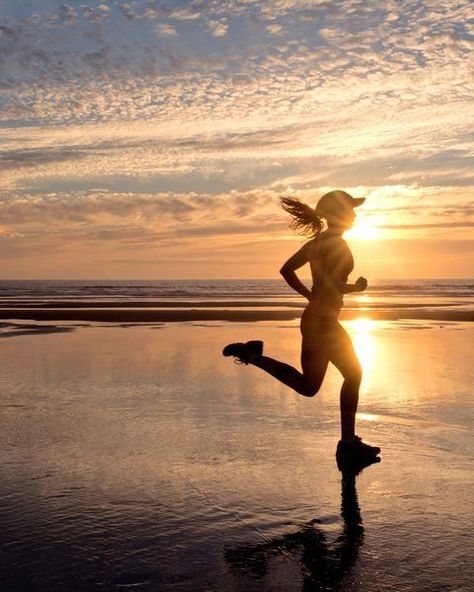 Woman running on beach at sunrise Run At The Beach, Run On The Beach, Beach Running Aesthetic, Aesthetic Running Pictures, Run Pictures, Movement Aesthetic, Running Pictures, Running Girl, Running Photography