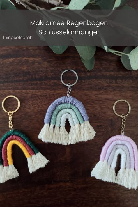 DIY Anleitung | Makramee Regenbogen Schlüsselanhänger ganz einfach selber machen | thingsofsarah Bird Crafts Preschool, Boho Crafts Diy, Pom Pom Crafts, Bird Crafts, Diy Presents, Macrame Tutorial, Boho Diy, Macrame Projects, Macrame Design