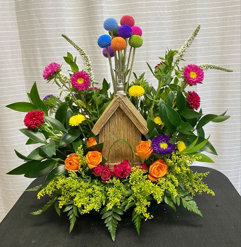 Disney Floral Arrangements, Disney Flower Arrangements, Paint Can Planters, Disney Centerpieces, Disney Movie Up, Floral Arranging, Creative Flower Arrangements, Flower Inspiration, Disney Movie