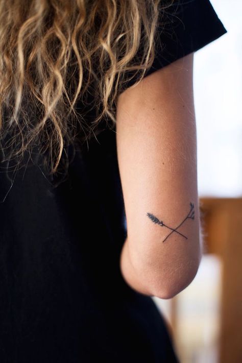 The most stylish tattoos on Pinterest Back Tattoo Placements, A Small Tattoo, Cream Tattoo, Chicago Tattoo, Mantra Tattoo, Tattoo Spots, Petit Tattoo, Stylish Tattoo, Stick N Poke