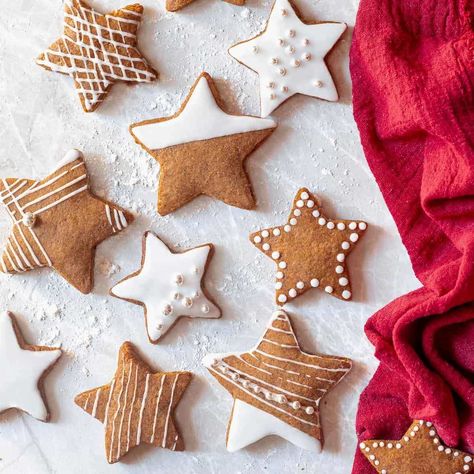 Gingerbread Star Cookies Star Gingerbread Cookies, Christmas Cookie Plates, Christmas Confections, Gingerbread Star, Spicy Gingerbread, Cookie Gingerbread, Gingerbread Tree, Iced Oatmeal Cookies, Holiday Desserts Table