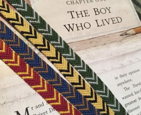 Harry Potter Bracelet, Floss Bracelets, Harry Potter Hogwarts Houses, Bracelet Inspired, Embroidery Bracelets, Friendship Bracelets Tutorial, Friendship Bracelets Designs, Diy Friendship Bracelets Patterns, Harry Potter Films