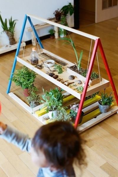 gardening with kids :) I love this simple set-up for bringing the garden into the classroom/playroom Garden Workbench, Indoor Kids, Montessori Ideas, Plant Garden, Outdoor Activities For Kids, Practical Life, Learning Spaces, Reggio Emilia, Gardening For Kids