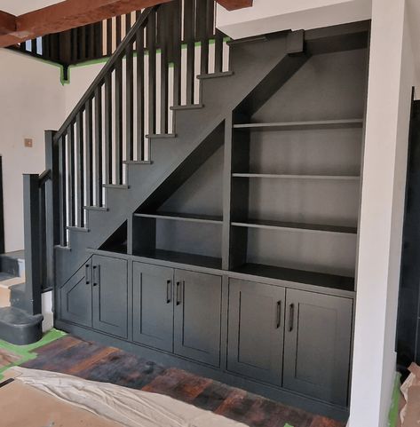 Creative Stair Storage, Triangle Space Under Stairs, Open Shelving Under Stairs, Stair Cubby Ideas, Understairs Bookshelf Ideas, Simple Under Stairs Ideas, Bar Area Under Stairs, Under The Stairs Living Room, Short Stairs Design