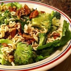 Crunchy Romaine Salad, Broccoli Ramen, Salad For Parties, Ramen Soup Recipes, Lettuce Vegetable, Fast And Easy Dinner, Chef Salad Recipes, Lettuce Recipes, Ramen Noodle Salad