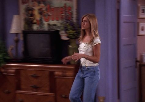 Love the top and the jeans. Green Top And Jeans Outfit, Friends Rachel Outfits, Green Jeans Outfit, Gilmore Girls Fashion, Rachel Green Style, Friends Outfits, Rachel Green Outfits, Jenifer Aniston, Green Outfits