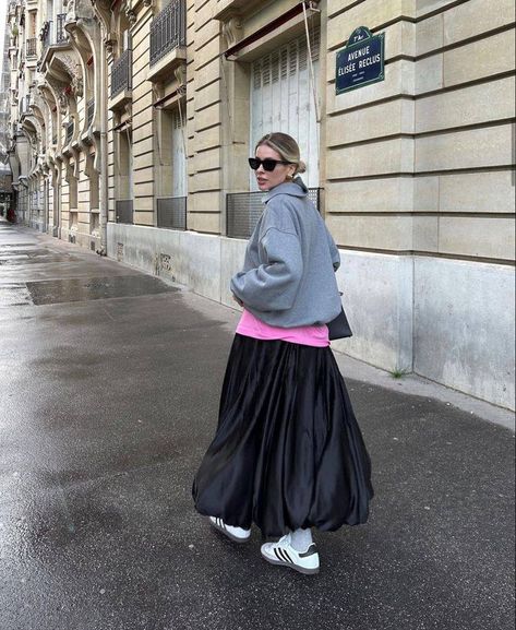 Long Bubble Skirt, Balloon Skirt Outfit 2024, Black Bubble Skirt Outfit, Balloon Skirt Outfit, Sports Chic Outfit, Long Black Skirt, Japan Fashion Street, Sport Chic Style, Ootd Women