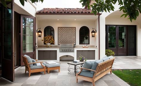 Spanish Outdoor Kitchen, Spanish Patio, Style Hacienda, Spanish Courtyard, Mediterranean Patio, Hacienda Style Homes, Spanish Modern, Mediterranean Style Homes, Patio Inspiration