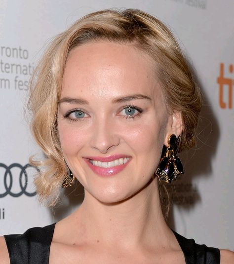 Jess Weixler, Eleanor Rigby, Romantic Updo, American Beauty, A Romantic, Bobby Pins, Actresses, Celebrities, Hair