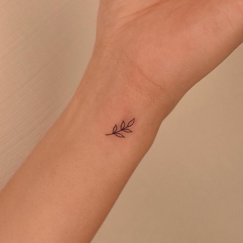 Delicate Tattoo Wrist, Small Side Wrist Tattoos, Tiny Leaf Tattoo, Minimal Christian Tattoo, Tattoos Abstract, Tattooed Models, Lovers Tattoo, Handwriting Tattoos, Tiny Flower Tattoos