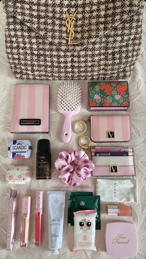 Bag Tour, Too Faced Lip Injection, Everyday Bag Essentials, School Bag Essentials, Pink Wallet, Inside My Bag, Purse Essentials, Handbag Essentials, Girls Tote