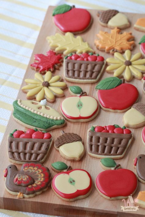 Royal Icing Apple Cookies, Cookie Decorating Thanksgiving, Apple Cutout Cookies, Autumn Royal Icing Cookies, Apple Sugar Cookies Decorated, Fall Cookie Ideas Royal Icing, Cookie Decorating Fall, Fall Sugar Cookie Ideas, Fall Cut Out Cookies