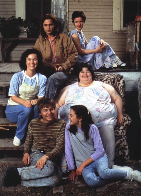 "What's Eating Gilbert Grape?" cast photo, 1993.  Top row (L to R): Johnny Depp, Juliette Lewis.  Middle row (L to R): Laura Harrington, Darlene Cates. Bottom row: Leonardo DiCaprio, Mary Kate Schellhardt. Gilbert Grape, Leonard Dicaprio, جوني ديب, Juliette Lewis, Johnny Depp Movies, Movies Worth Watching, I Love Cinema, Leo Dicaprio, Jack Sparrow