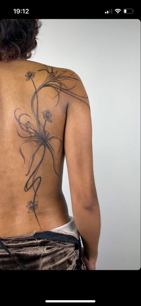 Tattoos That Make You Look Curvy, Earthy Girl Tattoos, Earthy Back Tattoos, Side Back Tattoo Women, Half Back Tattoos Women, Earthy Tattoo Ideas, Upper Back Tattoo Women, Afrocentric Tattoos For Women, Forgiveness Tattoo