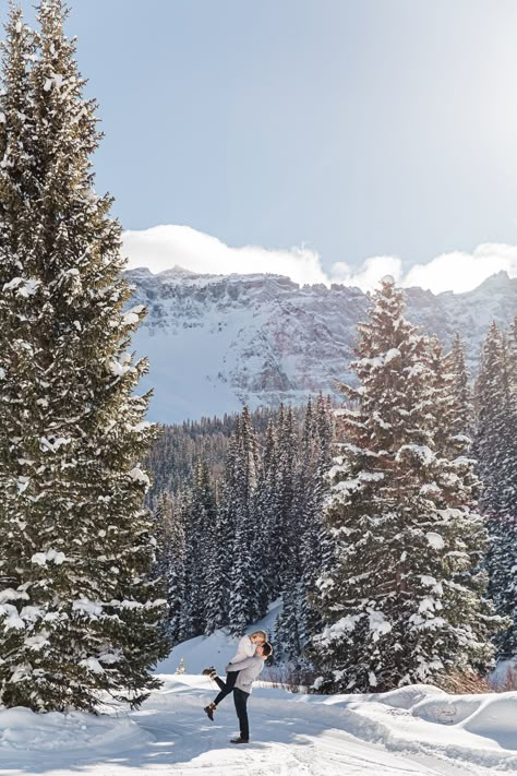 Snowy Mountain Proposal, Winter Mountain Proposal, Ski Resort Proposal, Snow Proposal Ideas, Proposal In The Snow, Snowboarding Proposal, Ski Engagement Photos, Vail Photoshoot, Skiing Proposal