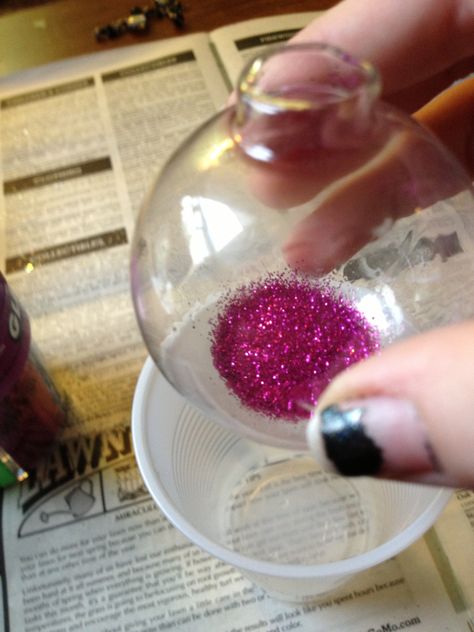 Glass Ornaments Diy, Mod Podge Glitter, Christmas Glitter Ornaments, Diy Mod Podge, Clear Christmas Ornaments, Glitter Ornaments Diy, How To Make Glitter, Light Bulb Ornaments, Glitter Bottle