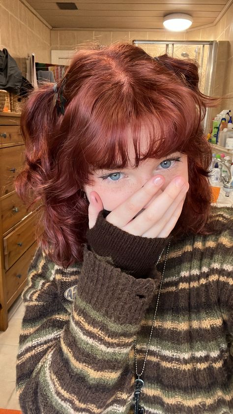 Dark Ginger Dyed Hair, Alt Natural Hair Colors, Thrift Looks, Mushroom Bangs, Short Hair Styles Dyed, Short Hair Haircuts With Bangs, Grunge Hairstyles For Short Hair, Bob Haircut Drawing, Short 70s Hair