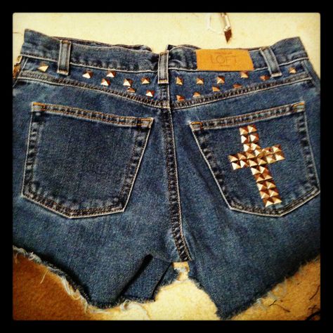 High waisted studded shorts #diy Trendy Embellished Jean Shorts, Studded Denim Shorts, Punk High-waisted Denim Jean Shorts, High-waisted Denim Shorts With Rhinestone Fringe, Shorts Ideas, Denim Rhinestone-embellished Short Bottoms, Shorts Levis, Shorts Diy, Studded Shorts