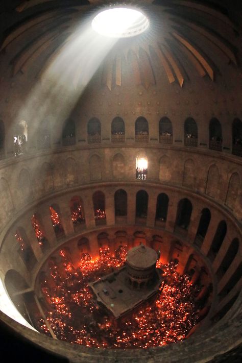 Christian Orthodox worshippers hold up candles lit from the Holy Fire as thousands gather in the Church of the Holy Sepulchre in Jerusalem's Old City, on April 30, 2016, during the Orthodox Easter ceremonies.  The ceremony has been carried out the same way for eleven centuries and is marked by the appearance of a sacred fire in the two cavities on either side of the Holy Sepulchre. (AFP / Thomas Coex) Christian Orthodox Aesthetic, Orthodox Church Aesthetic, Holy Aesthetic, Orthodox Aesthetic, Coptic Orthodox Church, Church Of The Holy Sepulchre, Sacred Fire, Jesus Tomb, Orthodox Easter