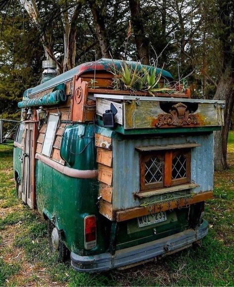 Tribal Hippies ☮️ on Instagram: “Tag a Hippie Van Lover 💚🌿🌞 • • • #hippie #hippies #hippieworld #hippielife #hippielifestyle #hippiestyle #hippielove #hippietribe…” Kombi Trailer, Kombi Motorhome, Bus Home, Vw Westfalia, Kombi Home, Bus House, Old Beauty, Hippie Homes, Van Life Diy