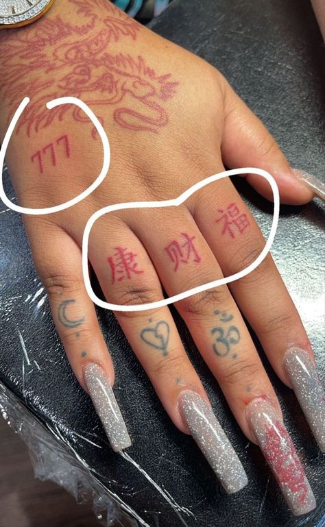 Tattoos Hand, Hand Tattoos For Girls, Hand And Finger Tattoos, Cute Hand Tattoos, Pretty Hand Tattoos, Summer Nail Designs, Tasteful Tattoos, Tattoos For Black Skin, Red Ink Tattoos