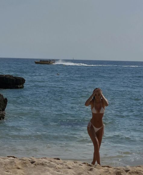 Beach Poses Instagram Bikinis Standing, Cindy Mello, Beach Instagram Pictures, Summer Poses, Summer Picture Poses, Holiday Pictures, Vacation Pictures, Beach Poses, Instagram Photo Inspiration