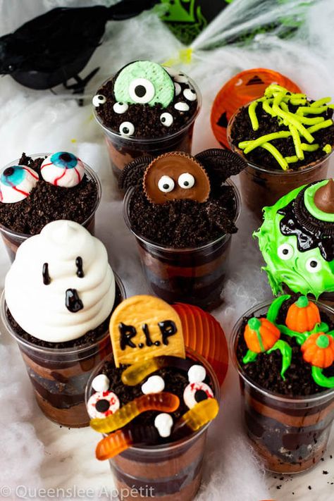 Halloween Dirt Cups ~ Recipe | Queenslee Appétit Fall Dirt Cups, Halloween Charcuterie Cups, Refreshments Ideas, Halloween Dirt Cups, Halloween Pudding, Spooky Desserts, Halloween Meals, Halloween Dirt, Dirt Cups Recipe