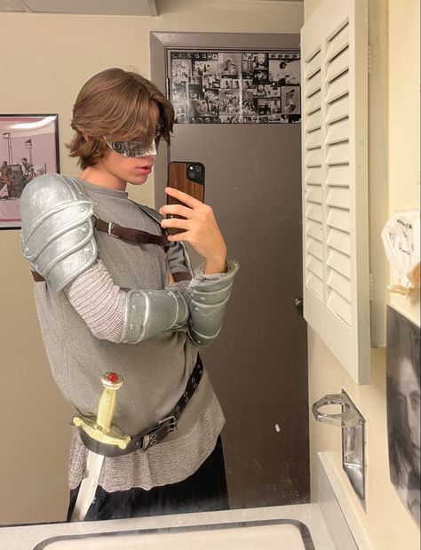 Romeo Costume Leonardo Dicaprio, Romeo Halloween Costume, Juliet And Romeo Costume, Knight Couples Costume, Halloween Knight Costume, Easy Knight Costume, Shakespeare Halloween Costumes, Princess And Knight Costume, Romeo And Juliet Outfit Ideas