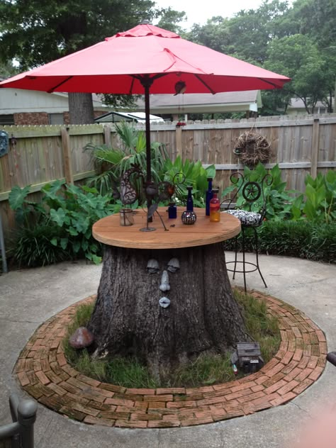 Stump Table Outdoor, Tree Stump Decor, Tree Trunk Table, Best Patio Umbrella, Tree Stump Table, Garden Yard Ideas, Outdoor Decor Backyard, Tree Stump, Backyard Projects