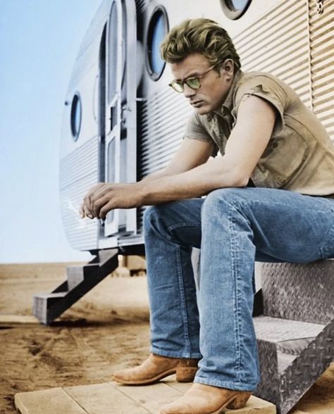 Western Outfits Mens, James Dean Pictures, James Dean Style, Collin Farrell, James Dean Photos, Cowboy Aesthetic, Thriller Novels, Jimmy Dean, Hollywood Men