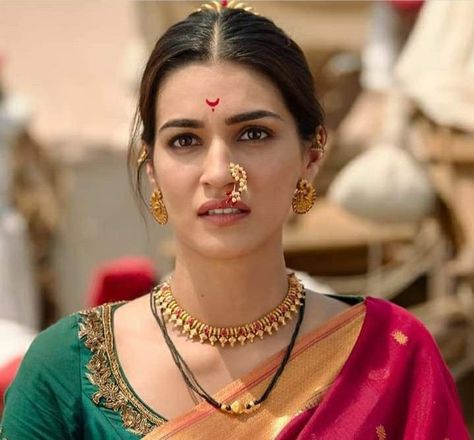 Paithani Saree Traditional Look, Nath Bridal, Marathi Bride, Bridal Makeup Images, Bridal Hair Buns, Wedding Saree Collection, Beautiful Red Hair, Kriti Sanon, Aesthetic Women