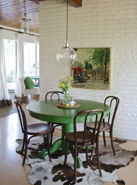 Painted Dining Table, Rooms Inspiration, Eclectic Dining, Round Kitchen Table, Green Table, Deco Retro, Chairs Dining, Painted Table, Room Color