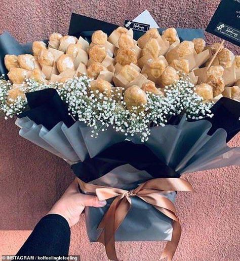 Chicken Nuggets Bouquet, Churros Bouquet, Chicken Nugget Party Display, Chicken Nugget Aesthetic, Nugget Bouquet, Food Bouquet Ideas, Beef Jerky Roses, Chicken Bouquet, Chicken Nugget Bouquet