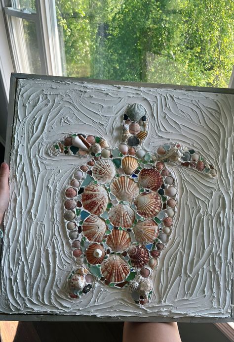 Shell Art Turtle, Beachy Art Projects, What To Do With Shells From The Beach Diy Ideas, Seashell Art Ideas, Beach Painting With Shells, Beach Vibe Painting, Things To Paint On Sea Shells, Canvas Shell Art, Simple Beach Room Decor