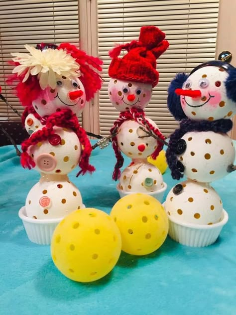 Cute snow pickleballs Pickleball Decorations, Pickleball Crafts, Pickleball Ornaments, Softball Christmas Gifts, Pickle Balls, Themed Picnic, Sports Party Ideas, Softball Christmas, Pickleball Party