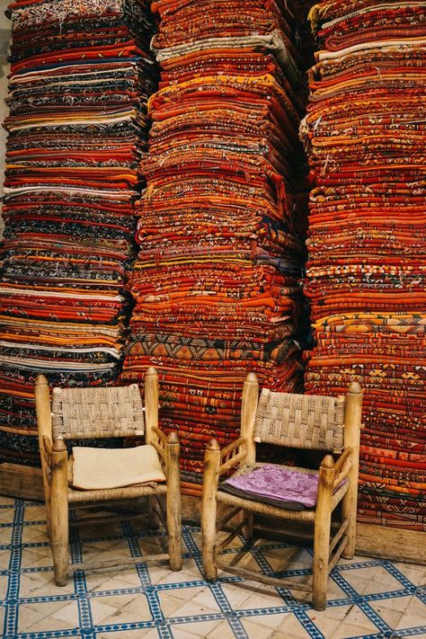 How To Buy A Traditional Moroccan Rug in Marrakech - Bon Traveler Moroccan Interiors Marrakech Morocco, Sleek Decor, Moroccan Textiles, Moroccan Interiors, Moroccan Style Rug, Marrakech Morocco, Moroccan Design, Moroccan Carpets, Moroccan Decor