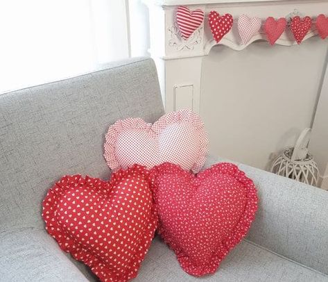 14 Chic DIY Valentine's Day Decor Ideas » Lady Decluttered Cottagecore Valentines, Valentines Day Decor Rustic, Valentine Pillows, Living Room Decor Diy, Valentine Decor Ideas, Valentines Day Home Decor, Saint Valentin Diy, Love Pillows, Red Throw Pillow