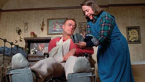 Annie & Paul costume ideas Misery Film, Misery Stephen King, Annie Wilkes, Misery Movie, Horror Movie Scenes, 1990s Movies, Stephen King It, Kathy Bates, James Caan