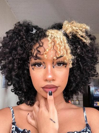 Natural Hair Split Dye, Dyed Ends Curly Hair, Short Dyed Curly Hair, Blonde Patch Curly Hair, Curly Afro With Bangs, Short Curly Dyed Hair, Dye Curly Hair, Diy Curly Hair, Skunk Stripe Hair