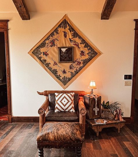 Boho Southwestern Living Room, Cowhide On Wall, Rustic Ranch House, Southwestern Living Room, Cowboy Home, House Yard Ideas, Cowboy Home Decor, Western Living Room, Cowhide Chair