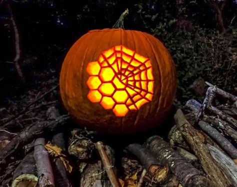 20+ Pallet Wood Halloween Decoration Ideas for Indoor & Outdoors Space Pumpkin Carving, Space Pumpkin, Pumpkin Carving Contest, Mirror Pattern, Pumpkin Contest, Golden Mirror, Pumpkin Carving Ideas, Pumpkin Carving Patterns, Monster House