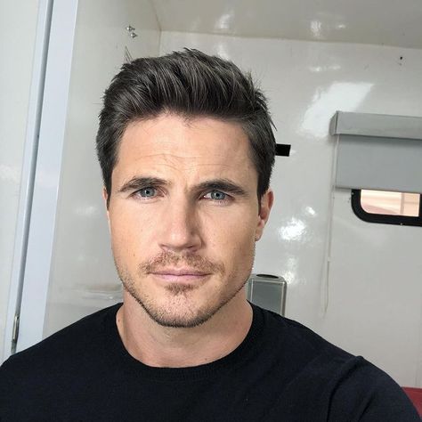 Robbie Amell https://familytron.com/robbie-amell/ True Jackson Vp, Robbie Amell, Canadian Men, Kevin Spacey, Oliver Queen, Toronto Ontario Canada, Stephen Amell, How Many Kids, Sister Wife