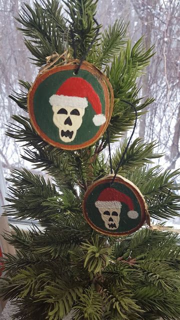 Skull Ornaments, Point Paint, Diy Santa, Skull Face, Wood Slices, Diy Christmas Ornaments, Acrylic Paints, Santa Hat, Halloween Diy