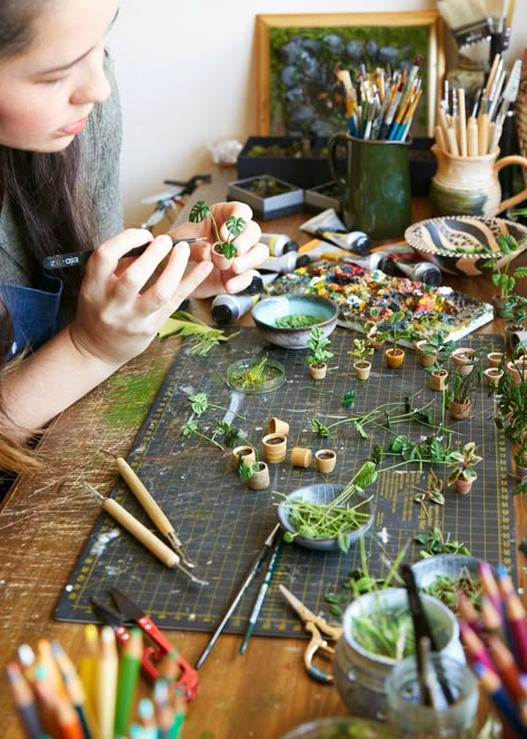 Interview: Hannah Lemon's tiny houseplants hit the big stage Tiny Houseplants, Craft Room Closet, Miniature Artist, Miniature Things, Diy Doll Miniatures, Mini Doll House, Paper Plants, Dollhouse Projects, Pinterest Diy Crafts